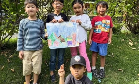 Group of keiki with a drawing
