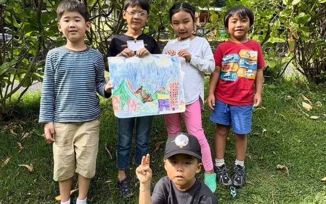 Group of keiki with a drawing